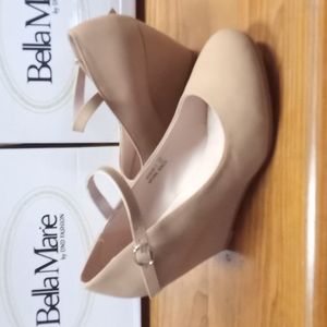 beige platform closed shoe